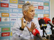 Reinaldo Rueda en la conferencia de prensa tras el partido eliminatorio en Willemstad, Curazao. Foto Marvin Salgado.