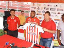 Wilson Palacios durante la presentación con el Real Sociedad. Foto cortersía. JC Sports