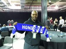 Brian Flores muestra una bufanda de Honduras el año pasado cuando DIEZ lo entrevistó en exclusiva en el Super Bowl.