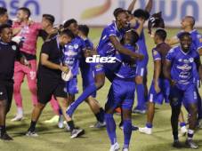 El partido se desarrolló en el estadio Olímpico y lo ganó Victoria. Fotos Mauricio Ayala y Neptalí Romero.