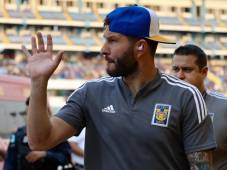 Gignac y sus fotos en el estadio Olímpico de San Pedro Sula. FOTOS: Tigres.