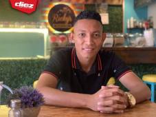 Allan Banegas posando para el lente de DIEZ durante la entrevista. Foto: Edgar Witty