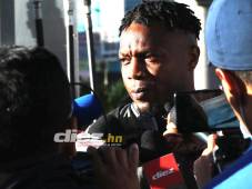 El lateral derecho hondureño, Kevin Álvarez hablando con distintos medios de comunicación en su salida a la pretemporada con Motagua.