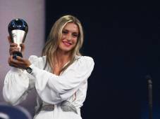 Alexia Putellas levantando el premio ‘The Best’ de la FIFA.