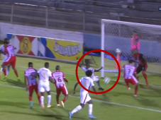 Solani Solano rompió la portería del guardameta Jair Mosquera en el cierre del primer tiempo entre Vida - Olimpia en el Estadio Municipal Ceibeño.