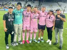 La familia del hondureño David Ruiz junto al astro argentino Leo Messi.