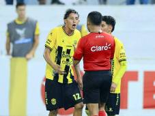 El mediocampista del Real España, Nixon Cruz, perdió la cabeza al agredir a jugador del Olimpia que le valió la expulsión.