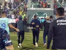 La afición va contra la Tota Medina; le lanzan de todo y piden su salida del Motagua en Comayagua