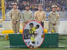 Los miembros del cuerpo de bomberos durante el partido entre Real España y Olimpia en el estadio Morazán.