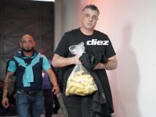 El DT de Motagua llegó con una bolsa llena de bananos a la Gran Final.