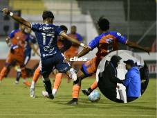 Motagua-Lobos: Árbitra Merlin Soto pitó penal polémico para el Ciclón, pero minutos después lavó su error