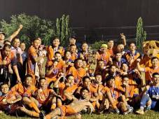 Los vigentes campeones Lobos UPNFM en plena celebración del título de Liga Mayor Sampedrana. Foto cortesía La Guarida de los Lobos.