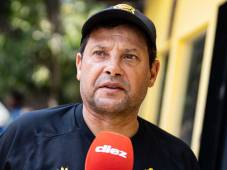 El entrenador del Real España, Jeaustin Campos, hablando con DIEZ en la previa del partido frente al Olimpia de este martes en Tegucigalpa. Fotos: Mauricio Ayala