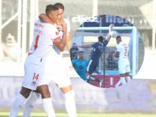 Marcos Montiel celebra su gol con su compatriota Emanuel Hernández, quien provocó la mano de Sebastián Cardozo. Foto David Romero.