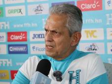 Reinaldo Rueda, atendiendo las preguntas de los periodistas previo al entreno de hoy. Fotos Marvin Salgado.