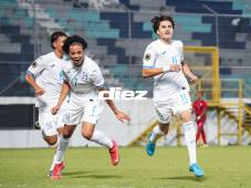David Reyes celebra y lo sigue Luis Gabriel Suazo para el 3-1 definitivo. Fotos Mauricio Ayala y Jeffred Ramírez.