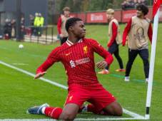 Keyrol Figueroa anota en la Champions League juvenil en goleada del Liverpool