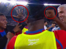 Tras el pitazo final jugadores de Argentina y Panamá se abrazaron en medio de la algarabía de la hinchada albiceleste en el Estadio Monumental.