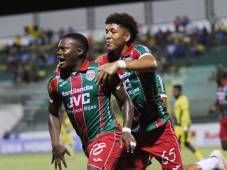 Júnior Lacayo celebra el gol de la victoria junto a Jonathan Bueso. Fotos Marvin Salgado y Aníbal Vázquez.