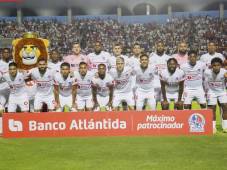 Olimpia celebrando la copa 40 y el portero Andrés Felipe Salazar al lado de Yustin Arboleda. Foto Olimpia.