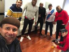 Manuel 'Ráyelo' Contreras compartiendo con ex jugadores de la Selección de Honduras como Amado Guevara, los hermanos Palacios y Henry Enamorado.