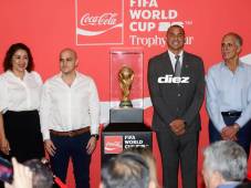 David Trezeguet, campeón del mundo con Francia y Nasry Asfura, Presidente de Honduras, en la presentación del trofeo a su llegada a San Pedro Sula. Foto Héctor Paz.