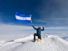 Fueron 8,846 metros los que tuvo que escalar el hondureño para alzar la bandera nacional en lo más alto del mundo.