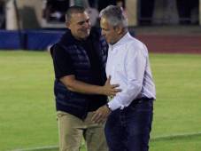 Yunielys Castillo saludándose con Reinaldo Rueda antes de que comenzara el partido. FOTO: Ángel Medina.