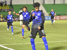 Bryan Saenz celebra uno de los seis goles con los que Honduras doblegó a la débil selección de Surinam.