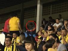 Víctor Coello capturado en el estadio Morazán tomando apuntes en su libreta.