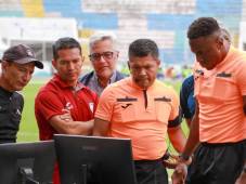 Árbitros hondureños recibiendo la práctica del FVS este jueves 5 de marzo en Tegucigalpa. Foto cortesía Liga Hondubet.