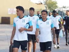 Andy Nájar llega al complejo deportivo del National Stadium junto a sus compañeros de la Selección de Honduras. Foto cortesía FFH.