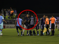 El entrenador del Motagua perdió los estribos minutos después de que el réferi expulsara a su preparador de porteros Hugo Caballero.