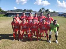 La plantilla de Real Sociedad estrenando su nueva camisa ante Tela FC.