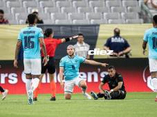 Momento en que la árbitro Katia Itzel García sanciona el penal a favor de Panamá. Foto Mauricio Ayala.