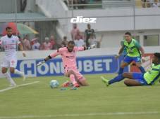 Momento donde Jorlián Sánchez remata dentro del área y sale Jorge Álvarez a quitarle el gol. Fotos José Aníbal Vásquez y Alex Pérez.