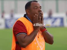 Renuncia Raúl Cáceres como entrenador del Vida tras la derrota ante Motagua