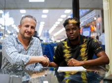 El presidente del Real España, Elías Burbara, dándole la bienvenida a Maylor Núñez.