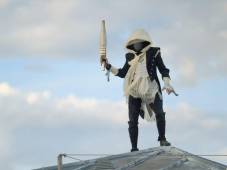 El público estuvo a la expectativa, durante toda la ceremonia, de quién es el enmascarado portador de la antorcha en los Juegos Olímpicos París 2024.