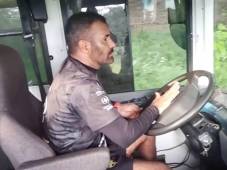 En pleno momento como el conductor de su equipo.