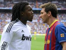 Royston Drenthe reveló que Messi lo llamó ‘negro de mier**’. (Foto creada con la IA)