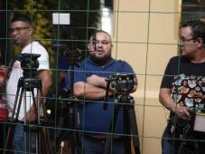 Así lucen los comunicadores con el cerco perimetral previo a la llegada de México en el hotel de concentración. Fotos Mauricio Ayala.