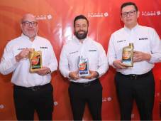 Ejecutivos de Grupo Flores presentan ENEOS, una marca japonesa de lubricantes de tecnología avanzada para motores de vehículos y motocicletas.