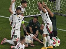 ¡Terrible golpe! Jugador de Hungría quedó noqueado tras chocar con el portero de Escocia y sale del campo en ambulancia