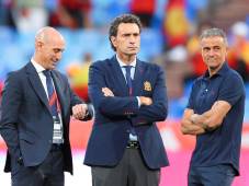 José Francisco Molina cuando era director deportivo de España, junto a Luis Rubiales, expresidente de la Federación de Fútbol de España y Luis Enrique, en ese momento entrenador de la Furia Roja. Foto Archivo