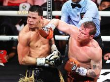 Canelo tiró al piso a Berlanga en el tercer round y fue uno de los detalles que marcó el combate.