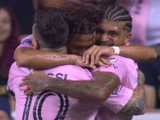 Messi celebra con el hondureño David Ruiz el cuarto gol del Inter Miami contra el Philadelphia por la Leagues Cup