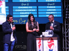 El periodista hondureño Philep Clarke fue el maestro de ceremonias en el sorteo de la Copa Delaware. Carlos Pavón, máximo goleador de la Bicolor engalanó el evento. FOTO: Bani Chávez.