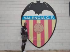Iverson Sacaza posando junto al logo de Valencia de la primera división de España.