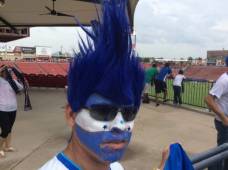 Este hondureño se robó las miradas por este exótico peinado con el que llegó al 'Toyota Stadium'.